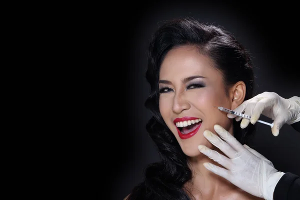 Asian Beautiful Woman Zdiagnozować Strukturę Skóry Twarzy Przygotować Się Wstrzyknięcia — Zdjęcie stockowe