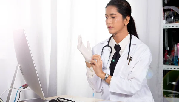 Asiatiska Indiska Mellanöstern Vacker Doktor Kvinna Uniform Med Stetoskop Gummihandskar — Stockfoto