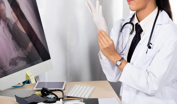 Asiatiska Indiska Mellanöstern Vacker Doktor Kvinna Uniform Med Stetoskop Gummihandskar — Stockfoto