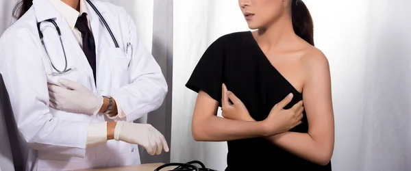 Asiatiska Patienten Kontrollerades Hälsa Mellanöstern Läkare Kvinna Uniform Med Stetoskop — Stockfoto