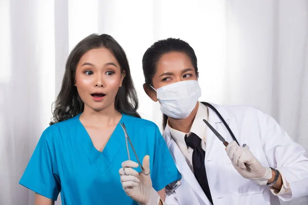 Asiatischer Patient Wurde Von Indischem Nahost Arzt Uniform Mit Stethoskop — Stockfoto