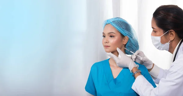 Asiatiska Patienten Injicerades Botox Hyaluronsyra India Mellanöstern Läkare Kvinna Uniform — Stockfoto