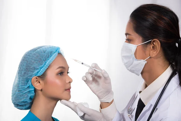 Asiatiska Patienten Injicerades Botox Hyaluronsyra India Mellanöstern Läkare Kvinna Uniform — Stockfoto