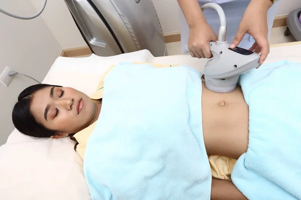 Tratamiento Mujer Asiática Como Paciente Grasa Examinar Problema Con Instrumento —  Fotos de Stock