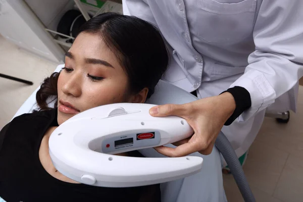 Tratamiento Mujer Asiática Como Paciente Para Hacer Piel Suave Brillante —  Fotos de Stock