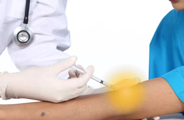 Doctor Nurse Injecteert Serum Cure Spuit Arm Van Patiënt Intraveneus — Stockfoto