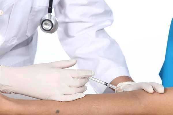 Doctor Nurse Injecteert Serum Cure Spuit Arm Van Patiënt Intraveneus — Stockfoto