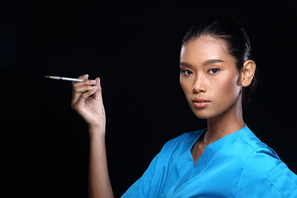 Asiático Bonito Médico Enfermeira Bronzeado Mulher Pele Azul Uniforme Com — Fotografia de Stock