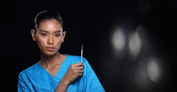 Asiático Bonito Médico Enfermeira Bronzeado Mulher Pele Azul Uniforme Com — Fotografia de Stock