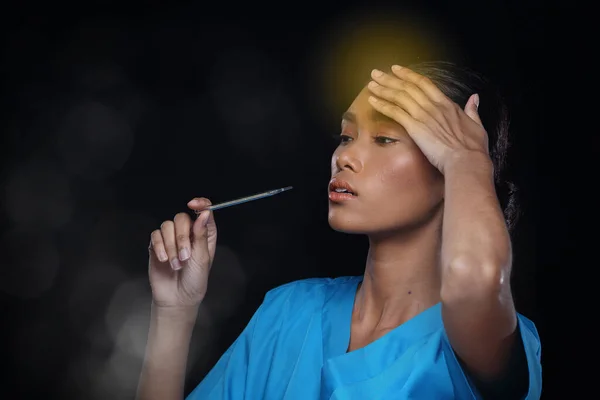 Asyalı Güzel Doktor Bronz Tenli Mavi Üniformalı Gribi Ölçen Portresi — Stok fotoğraf