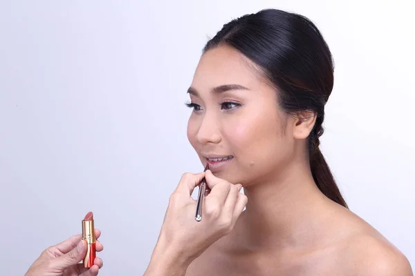 Kosmetik Anwendung Lippenstift Make Beauty Prozess Grau Studio Hintergrund Good — Stockfoto