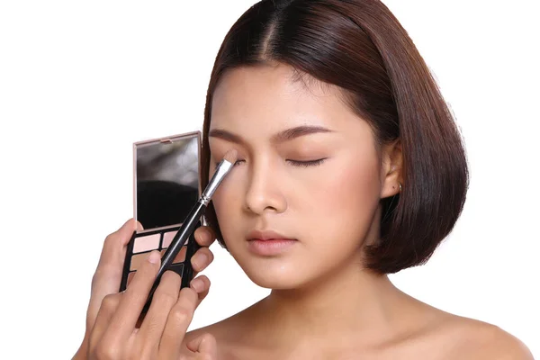 Cosmética Aplicando Maquillaje Proceso Belleza Fondo Blanco Del Estudio Piel — Foto de Stock