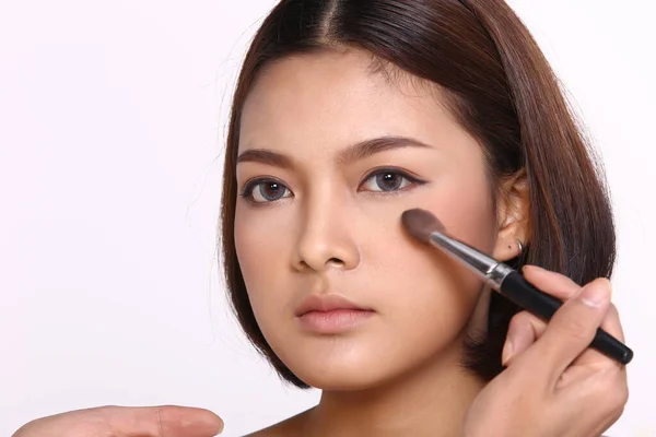 Cosmética Aplicando Maquillaje Proceso Belleza Fondo Estudio Blanco Piel Perfecta — Foto de Stock