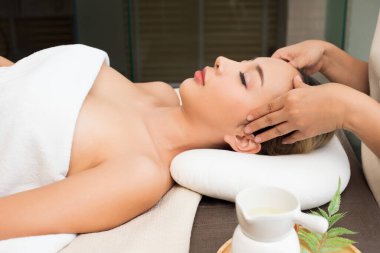 Yüz masajı için Ayurvedic Baş Masaj Master çakra noktası Kafkasyalı Asyalı kadın, Terapist Spa kadın dolaşım gerilimini arttırmak için müşteriyi tedavi ediyor.
