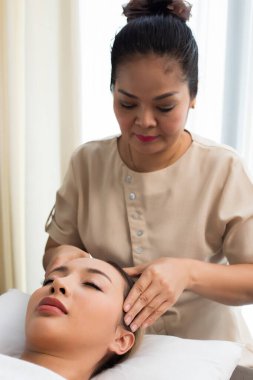 Yüz masajı için Ayurvedic Baş Masaj Master çakra noktası Kafkasyalı Asyalı kadın, Terapist Spa kadın dolaşım gerilimini arttırmak için müşteriyi tedavi ediyor.
