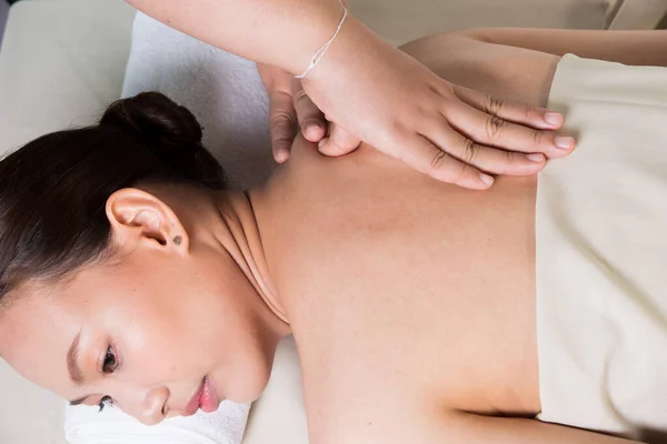 Masaje Corporal Espalda Desnuda Específica Mujer Asiática Presionando Los Dedos —  Fotos de Stock