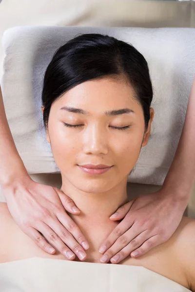 Masaje Cabeza Ayurvédica Terapia Frente Facial Master Chakra Point Mujer — Foto de Stock