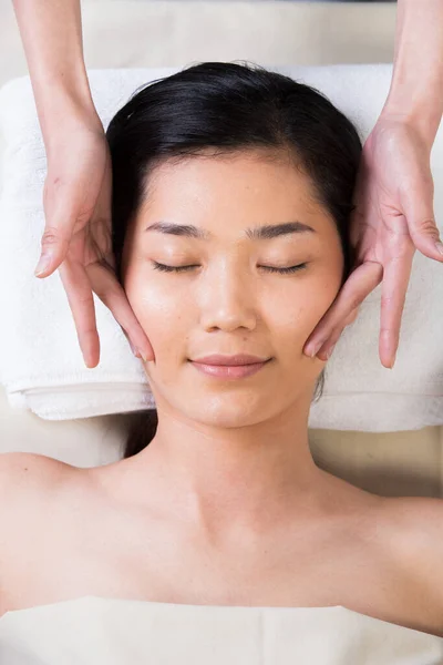 Masaje Cabeza Ayurvédica Terapia Frente Facial Master Chakra Point Mujer — Foto de Stock