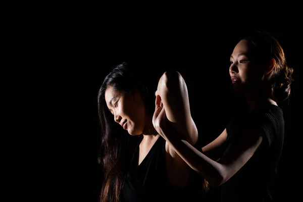 Massagista Alongamento Flexão Volta Massagem Mulher Asiática Pescoço Ombro Coluna — Fotografia de Stock