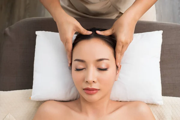 Masaje Cabeza Ayurvédica Terapia Frente Facial Master Chakra Point Mix — Foto de Stock