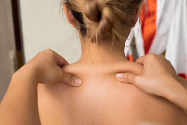 Thai Back Pain Office Syndrome Body Massage Mix Race Caucasian — стокове фото