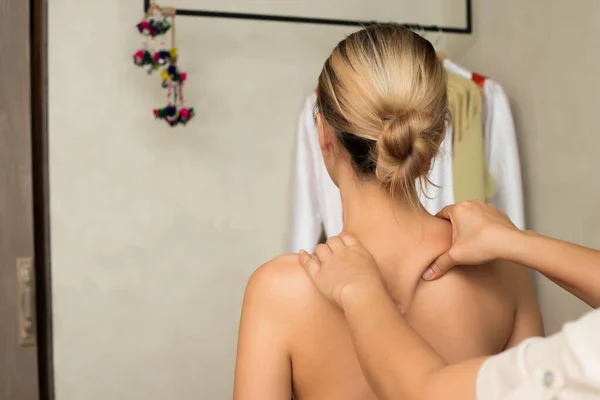 Thai Back Pain Office Syndrome Body Massage Mix Race Femme — Photo