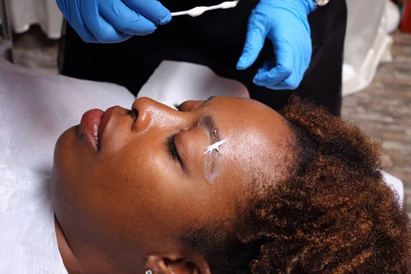 Професійна Жінка Яка Застосовує Tottoo Brow Microblading Чорних Африканських Клієнтів — стокове фото