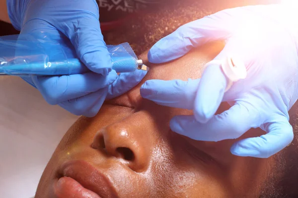 Professionell Beautician Kvinna Tillämpa Tottoo Brow Microblading Till Svarta Afrikanska — Stockfoto