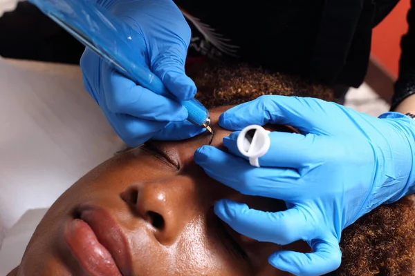 Professionell Beautician Kvinna Tillämpa Tottoo Brow Microblading Till Svarta Afrikanska — Stockfoto