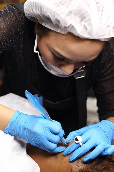 Professionele Schoonheidsspecialiste Die Tottoo Brow Microblading Aanbrengen Zwart Afrikaanse Klant — Stockfoto