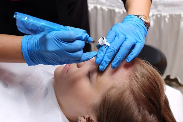 Professionell Kosmetolog Asiatisk Kvinna Tillämpa Tottoo Brow Microblading Till Kaukasiska — Stockfoto