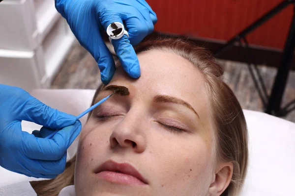 Професійна Жінка Ботицистка Яка Застосовує Tottoo Brow Microblading Кавказьких Брів — стокове фото