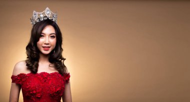 Bayan Güzellik Yarışması kadın portresi Kırmızı çiçek dantelli siyah saçlar Gece Balosu elbisesi parlak pırlanta el, stüdyo sarı bej arka plan aydınlatma