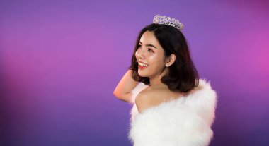 Beyaz kürklü güzellik yarışmasının portresi Akşam elbisesi açık elmas taç, LGBT transseksüel Asyalı kadın moda siyah saç stili, stüdyo aydınlatma gradyan mor arka plan