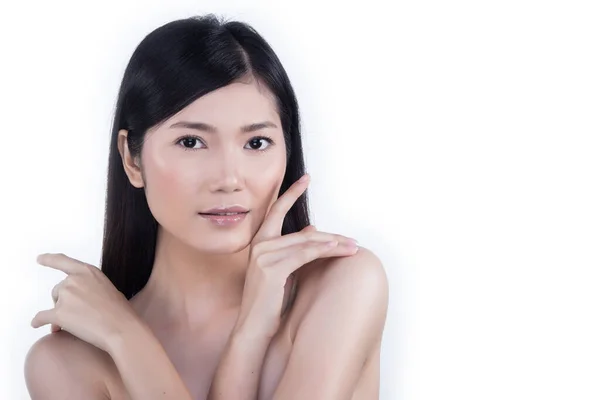 美丽洁净的皮肤亚洲女人笔直的黑发 手指头张开肩膀微笑 工作室照明白色背景复制空间 广告护肤产品治疗隔离 — 图库照片