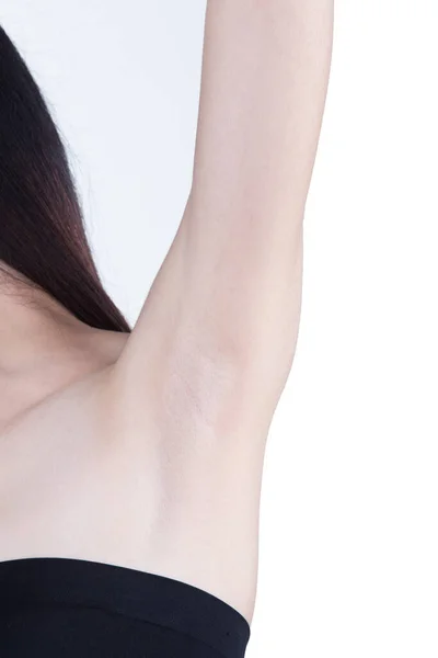 美しいきれいな肌アジアの女性のストレート黒髪手腕の顔をポーズオープン脇の下笑顔 スタジオ照明白い背景コピースペース 広告スキンケア製品治療のための — ストック写真