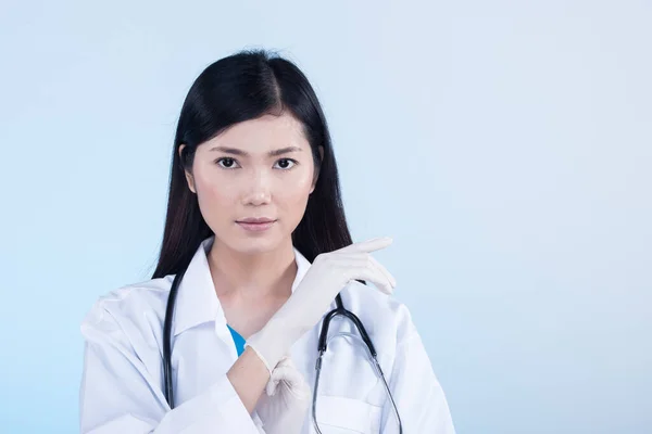 Asiática Hermosa Doctora Enfermera Mujer Uniforme Con Estetoscopio Usando Guantes — Foto de Stock