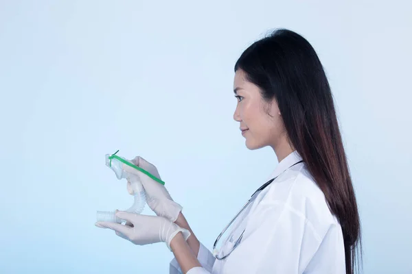 Asiática Bela Enfermeira Médica Mulher Uniforme Com Estetoscópio Luvas Borracha — Fotografia de Stock