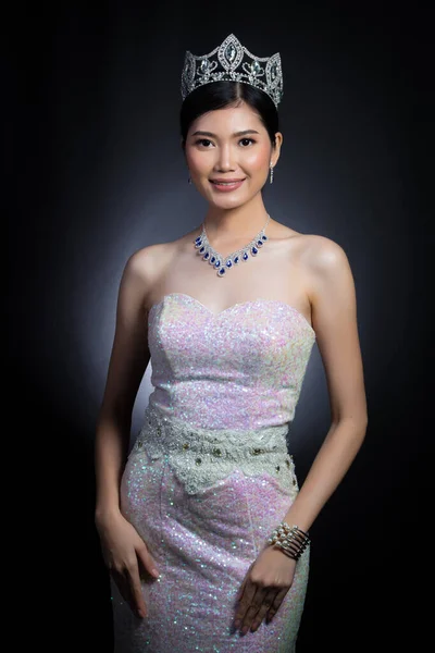 빛나는 다이아몬드 왕관을 빛나는 드레스를 아시아인 패션은 스타일을 스튜디오는 어두운 — 스톡 사진