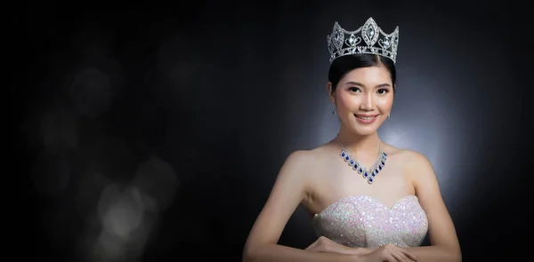 빛나는 다이아몬드 왕관을 빛나는 드레스를 아시아인 패션은 스타일을 스튜디오는 어두운 — 스톡 사진