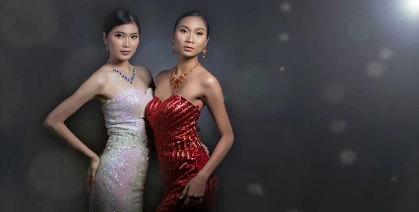 Dua Model Malam Gown Ball Dress Asia Wanita Cantik Dengan — Stok Foto