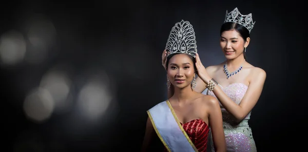 Zwycięzca Zeszłorocznego Konkursu Miss Piękności Umieścił Diamentową Koronę Finałowym Zwycięzcy — Zdjęcie stockowe