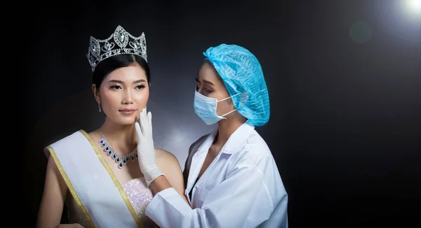 Miss Szépség Királynő Szépségverseny Verseny Gyémánt Korona Szalagot Ellenőrzi Kozmetikus — Stock Fotó