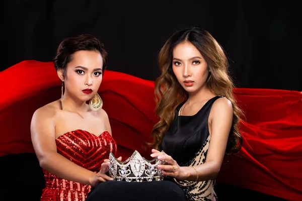 Due Miss Concorso Bellezza Regina Concorrenti Combattono Litigano Gioiello Diamond — Foto Stock