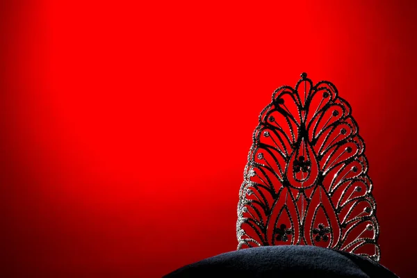 Güzellik Yarışmasının Gümüş Elması Dünya Güzellik Yarışması Işığı Siyah Yastıkta — Stok fotoğraf