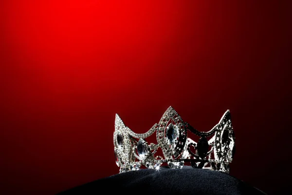 아름다운 대회의 다이아몬드 아름다운 수상자를 준비가 베개에 반짝이는 스튜디오는 적색의 — 스톡 사진