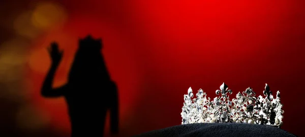 아름다운 대회의 다이아몬드 아름다운 수상자를 준비가 베개에 반짝이는 스튜디오는 적색의 — 스톡 사진