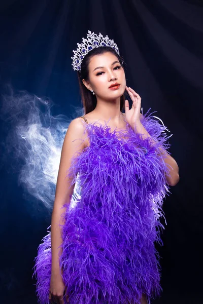 Retrato Miss Concurso Belleza Desfile Vestido Noche Plumas Púrpura Con — Foto de Stock