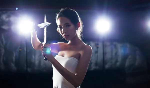 Прекрасна Азіатська Жінка Демонструє Техніку Бойового Арт Ножа Проти Нападу — стокове фото