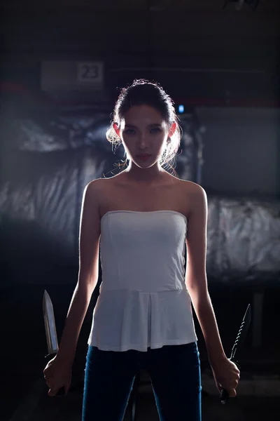 美しいアジアの女性は 脅威の武器攻撃 概念ガール自己防衛泥棒に対する武道のナイフの技術を実践示しています スタジオ照明リムバックライト暗い低露出シルエット — ストック写真